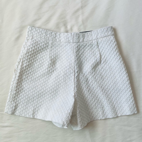 Emilio PUCCI White Textured Shorts - Picture 5 of 9